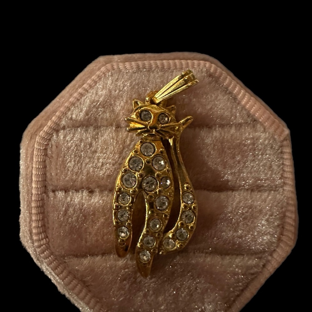 Charming Vintage Avon Gold Tone Crystal Rhinestone Cat Pendant